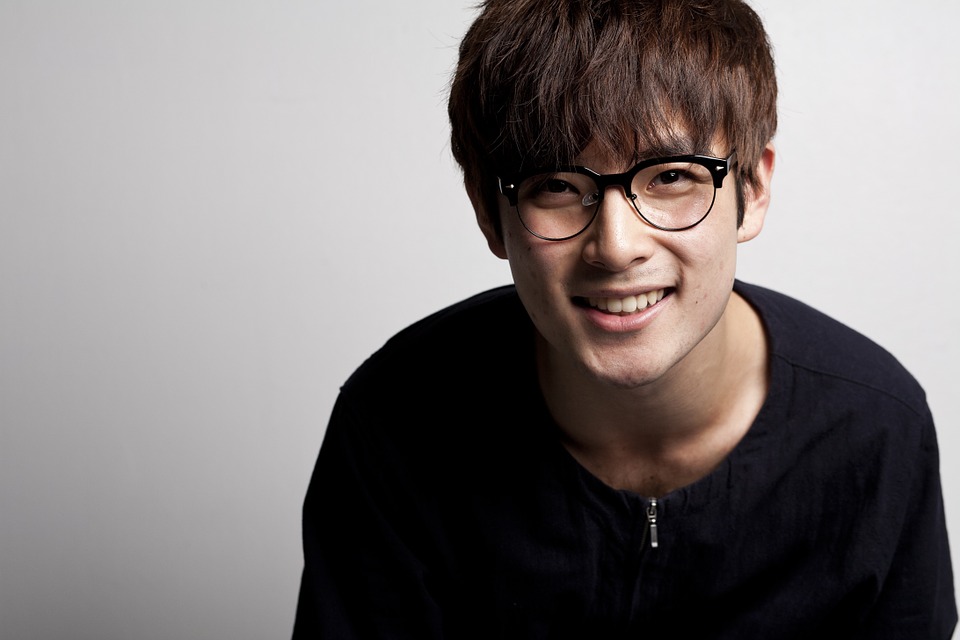 photo de référence pour dessiner des cheveux courts et frisés sur un homme manga