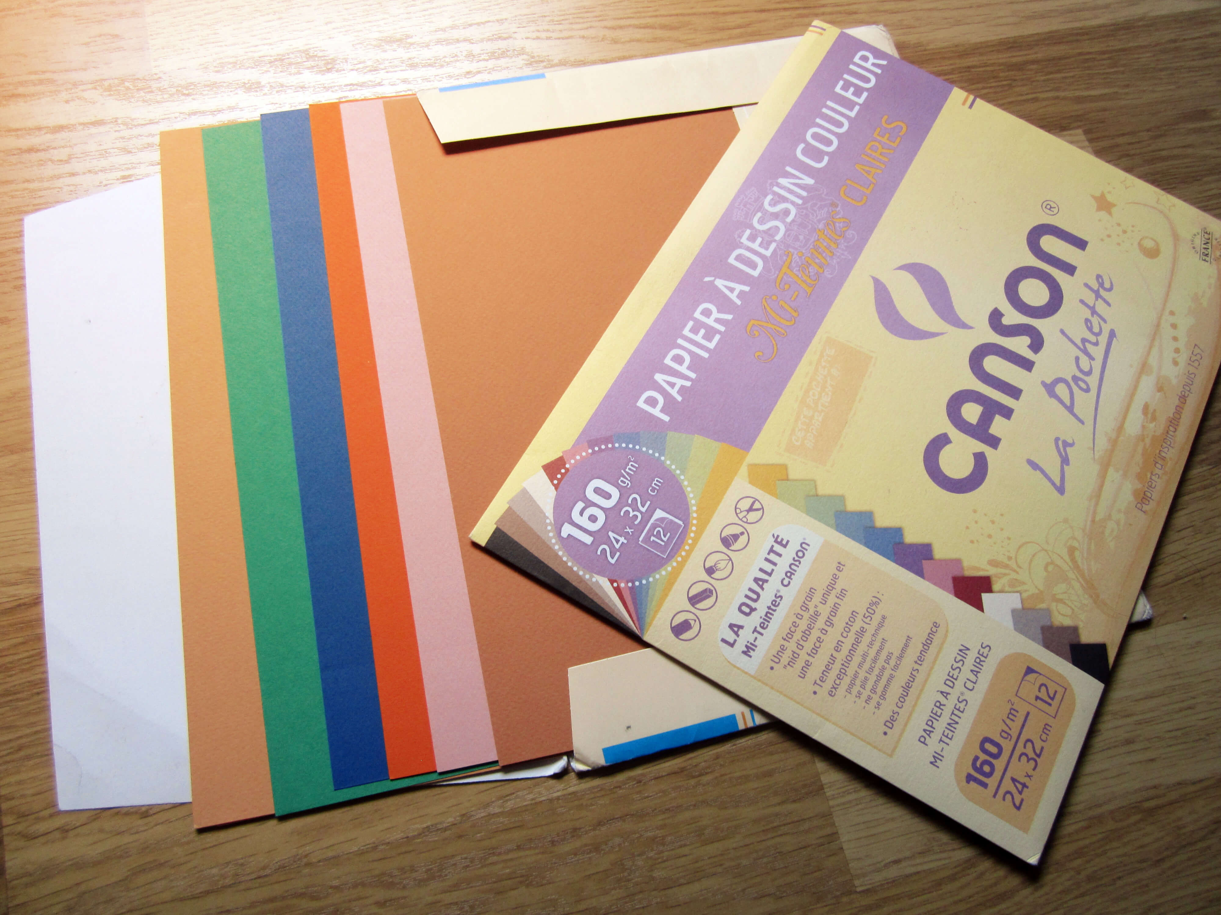 Dessiner sur du papier coloré