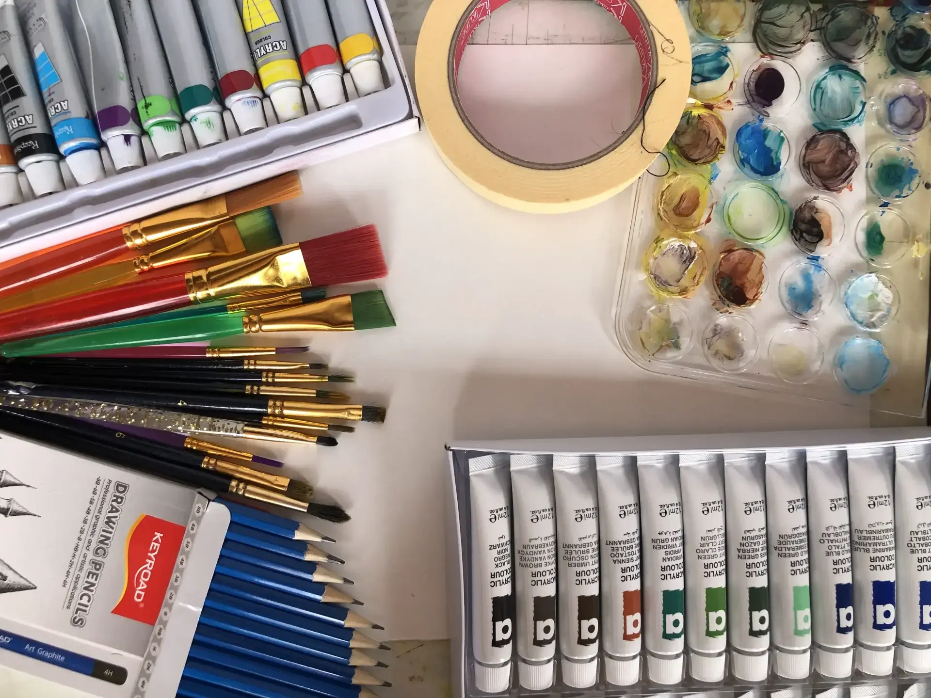 das Material zum Malen von Wolken mit Acrylfarbe